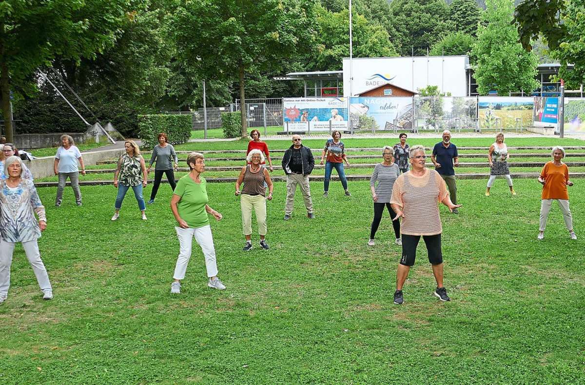 Beim Line Dance im Kleb steht der Spaß an Rhythmus und Bewegung an der frischen Luft im Vordergrund mit Instruktorin Andrea Holzäpfel (vordere Reihe, Zweite von rechts) Foto: Stadler
