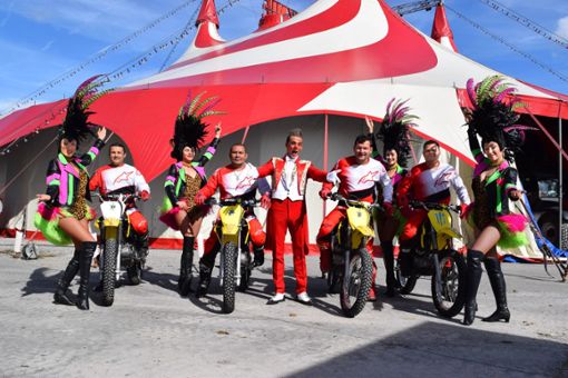 Motorradfahrer aus Brasilien und ein vierköpfiges Showballett gestalten die Aufführungen in diesem Jahr mit. Foto: Zelenjuk