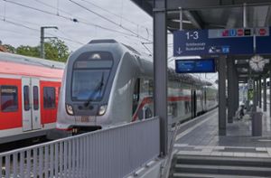 Auf der Gäubahn gibt es zu oft Einschränkungen, meint Bundestagsabgeordneter Matthias Gastel (Grüne). Das Foto zeigt die Abfahrt der Gäubahn in Stuttgart-Vaihingen. (Archivfoto) Foto: Lück