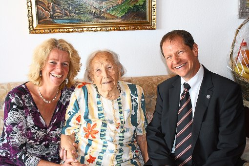 Gemeinderätin Ingrid Münster und Dekan Holger Winterholer beglückwünschten Josefa Rösch zum 100. Geburtstag und überreichten Geschenke. Foto: Köncke Foto: Schwarzwälder-Bote