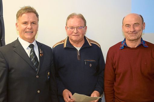 Jürgen Haak (links) mit den neuen Ehrenmitgliedern Rolf Brobeil (Mitte) und Franz Gulde Foto: Schwarzwälder Bote