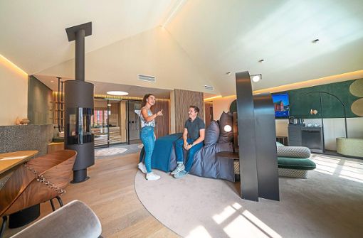 Vier neue Suiten des Museum-Hotels Kronasar sind im futuristischen Stil der neuen Attraktion Eatrenalin eingerichtet. Der besondere Clou: Die Plattform, auf der die Gäste Bett und Sofa nach Belieben drehen können. Foto: Europa-Park