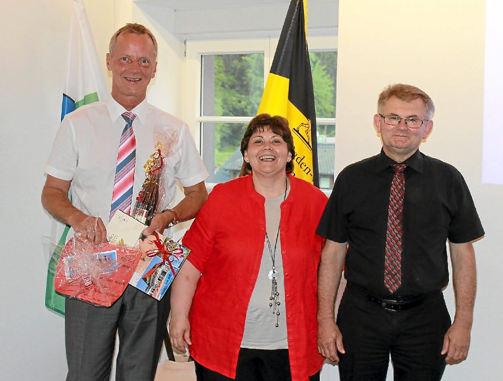Seit 20 Jahren im Amt: Bürgermeister Henry Heller (links) wurde von Stellvertreterin Angela Kaltenbach und CDU-Ortsvorsitzendem Wilhelm Uhl beglückwünscht.  Foto: Störr Foto: Schwarzwälder-Bote