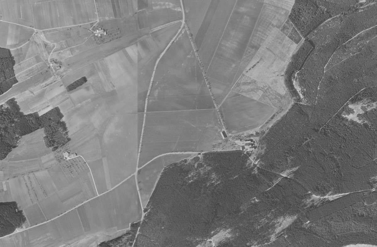 Die Luftbilder zeigen im Vergleich, dass die Felder im Jahr 1968 kleinteiliger gewesen sind. Die Domäne Waldhof von oben einst... Foto: Landesarchiv/StAL/EL68IX-16469 & 16470