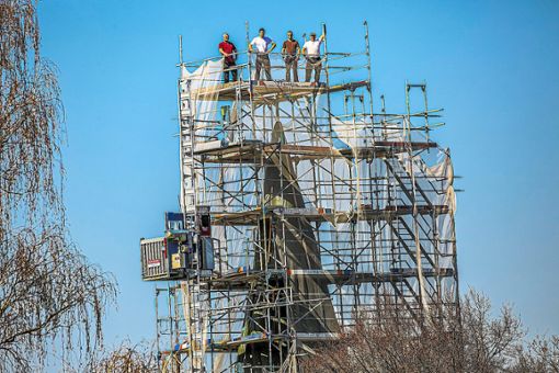 Eine Aufnahme aus einer früheren Phase der Bauarbeiten an der Vituskapelle in Gruol. Die Handwerker grüßen von ganz weit oben. Foto: Bossenmaier