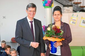 Bürgermeister Thomas Schneider heißt Rektorin Melanie Knödler willkommen. Foto: Dorn