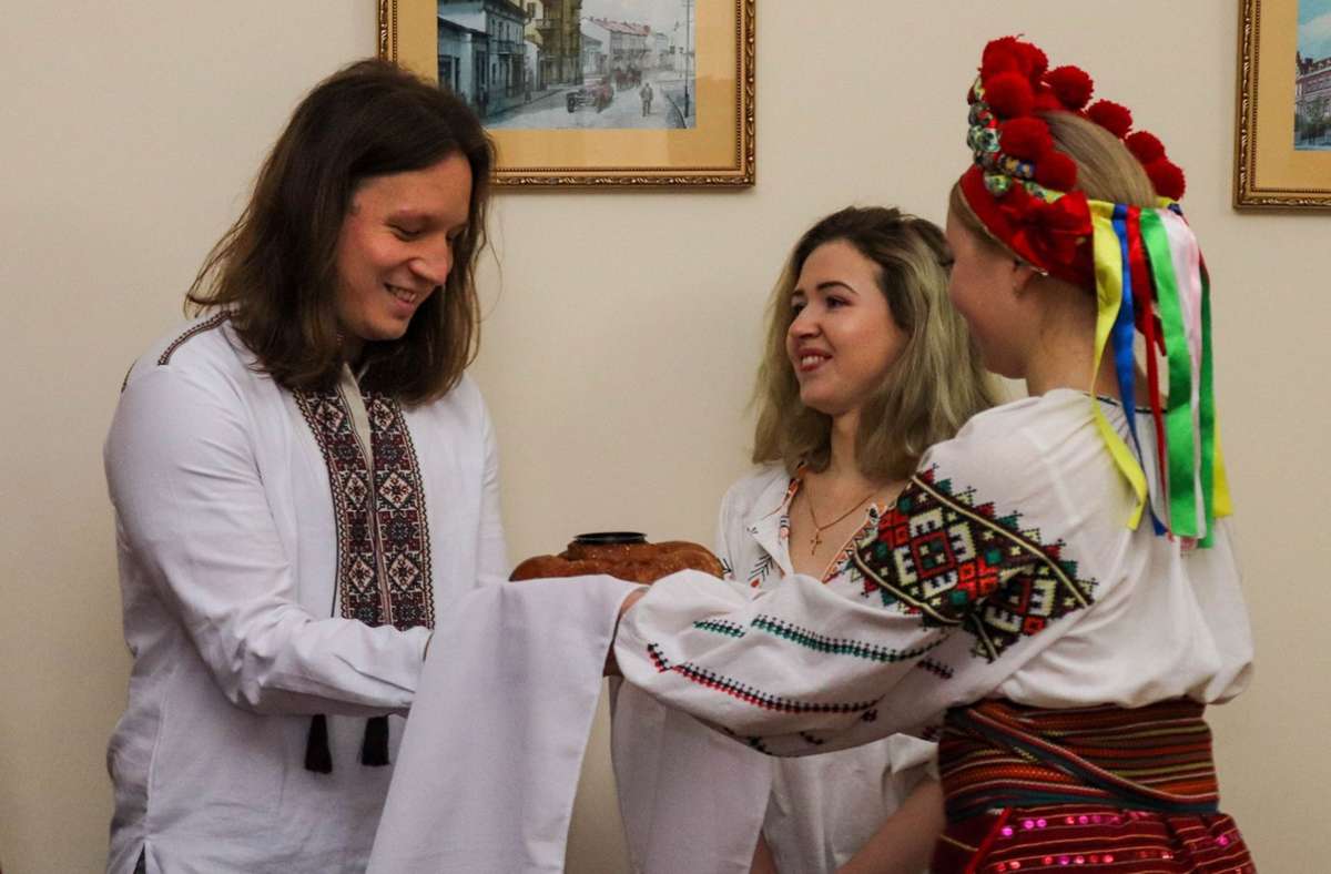 Pirmin Styrnol und Anzhelika Kovalenko(Mitte) wurden in der ukrainischen Stadt Kalusch mit „Brot und Salz“empfangen. Eine Geste, die sonst ausländischen Staatsbesuchern vorbehalten ist. Foto: Kulay