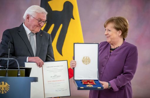 Angela Merkel bekam  von Bundespräsident Frank-Walter Steinmeier den höchsten deutschen Verdienstorden verliehen. Foto: dpa/Michael Kappeler