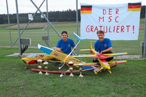 Gebührend gefeiert werden die Erfolge  von  Daniel Benner (links) und Lukas Benner nach ihrer Rückkehr von der Jugendmeisterschaft.  Foto: Schuhmacher Foto: Schwarzwälder Bote