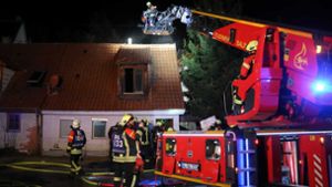 Haus brennt – Feuerwehrleute und Drehleiter im Einsatz