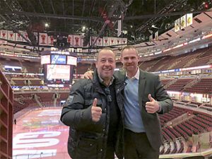Wild-Wings-Trainer Paul Thompson (links) und Manager Jürgen Rumrich fühlen sich im United Center der Chicago Blackhawks sichtlich wohl. Foto: Privat