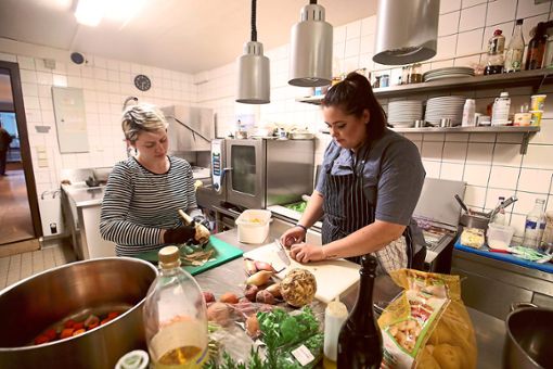 Volontärin Lisa Herfurth (links) hat mit Luisa Zerbo ein Ostermenü gekocht. Foto: Eich