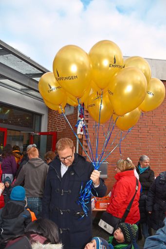Bürgermeister Ferdinand Truffner brachte nicht nur Luftballons in den Kindergarten Kleine Strolche Reichenhalden mit, sondern auch neue Nachrichten aus dem Gemeinderat. Foto: Baiker Foto: Schwarzwälder Bote
