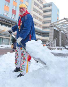Fritz Oehler von der Kue­seckel-Musik räumt Schnee für den Kinderumzug. Foto: Schwarzwälder Bote