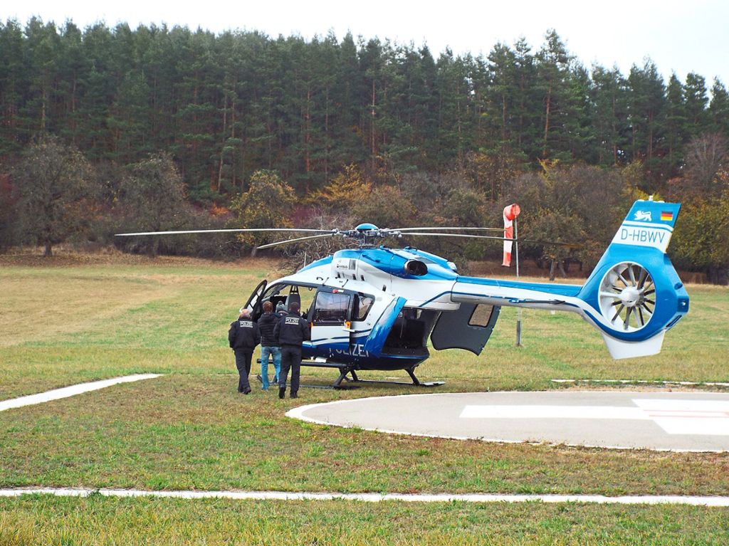 Stand für den Fall der Fälle parat: ein Polizeihubschrauber auf dem Landeplatz zwischen Balingen und Engstlatt.