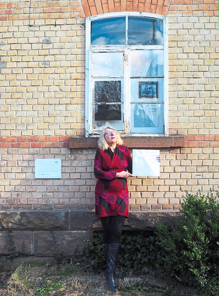 Gabi Schaffner steht mit ihrer Schallplatte vor dem Schau- und Hörfenster von Global Forest  in der Friedrichstraße. Fotos: Global Forest Foto: Schwarzwälder Bote