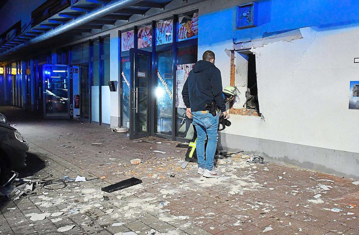 Unmittelbar nach der Tat im Mietersheimer Götzmann: Ein Feuerwehrmann und ein Polizist begutachten den Explosionsschaden. Foto: Kamera 24