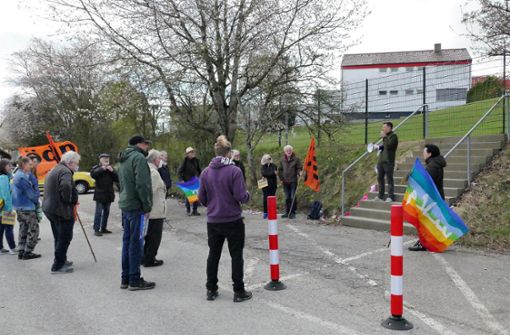 Die Teilnehmer des diesjährigen Oberndorfer Ostermarsches treffen sich zum Protest am Parkplatz des Waffenherstellers Heckler & Koch. Foto: Stöhr