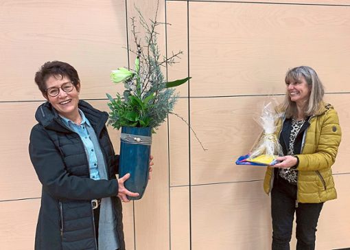 Mit Blumen und Geschenken verabschiedet GMS-Rektorin Ute Hausch (rechts) die  Schulsekretärin Margrit Sautter  in den Ruhestand.Foto: Amann Foto: Schwarzwälder Bote