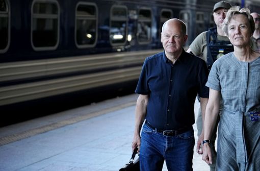 Bundeskanzler Olaf Scholz  kam am Bahnhof in Kiew an und sprach mit Deutschlands Botschafterin, Anka Feldhusen. Kurz nach dem Eintreffen wurde Luftalarm ausgelöst. Foto: dpa/Kay Nietfeld