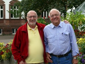 Wolfgang (links) und Heinz-Jürgen Haas stehen  vor ihrer alten Schule.  Foto: Vaas Foto: Schwarzwälder-Bote