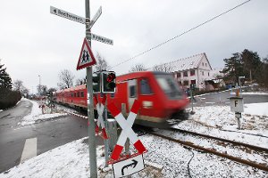 Ein Zug rauscht über den Bahnübergang Hurdnagelstraße – Züge werden hier auch weiter durchfahren. Allerdings wird der Übergang vom Sommer an komplett neu gestaltet.  Foto: Maier