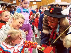 Ob als Prinzessin, Polizist oder Clown verkleidet: Der Schantle teilt seine Süßigkeiten gerne mit den  Kindern.  Foto: Röseler Foto: Schwarzwälder-Bote