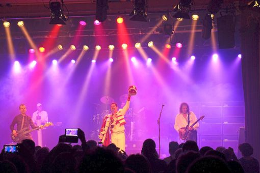 Die Queen Revival Band begeisterte das Publikum im KoNi in Zavelstein. Foto: Veranstalter Foto: Schwarzwälder Bote