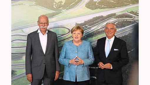 Bundeskanzlerin Angela Merkel, Daimler-Chef Dieter Zetsche und der Innenminister des Landes Baden-Württemberg, Thomas Strobl. Foto: cg Foto: Schwarzwälder Bote