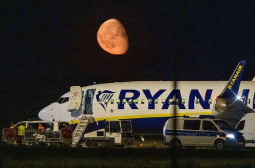 Die Polizei untersuchte am Sonntagabend Passagiere und Gepäck eines  Ryanair-Flugs. Foto: dpa/Christophe Gateau