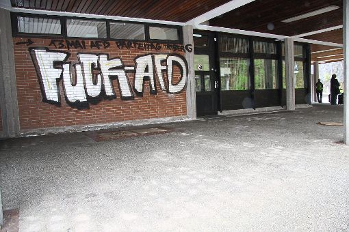 Am Bahnhof wurde Fuck AfD auf eine Wand am Betriebsgebäude gesprüht. Foto: Börsig-Kienzler