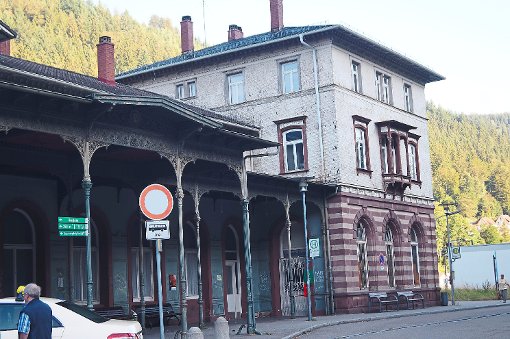 Die Deutsche Bahn AG braucht das  im Jahre 1868 erbaute Bahnhofsgebäude in Bad Wildbad nicht mehr. Foto: Krokauer