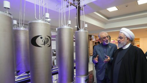 Dieses von der offiziellen Webseite des Büros der iranischen Präsidentschaft veröffentlichte Foto zeigt den iranischen Präsidenten Hassan Ruhani (2.v.r) mit dem damaligen Leiter der Atomenergie-Organisation des Iran Ali Akbar Salehi (l) während des Besuchs einer Ausstellung über Irans damaligen neuen nuklearen Erkenntnissen. Foto: AFP/HO