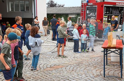 Bei der Freiwilligen Feuerwehr in Mönchweiler ist was los – beim Kindersommer gab es viel Spaß wie hier beim Spritzen, aber auch jede Menge Informatives über deren Arbeit. Foto: Hettich-Marull