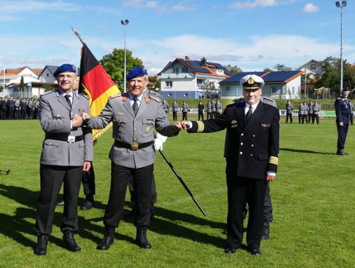 Michael Uhl (Mitte) hat im Beisein von Generalstabsarzt Armin Kalinowski (links) das Kommando an Flottenarzt Matthias Lucks übergeben. Foto: Grimm