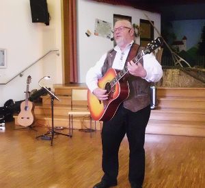 Hansi Boss hat zum Seniorennachmittag Lieder mitgebracht, die in der Kirchengemeinde gut ankamen. Foto: Falke Foto: Schwarzwälder-Bote