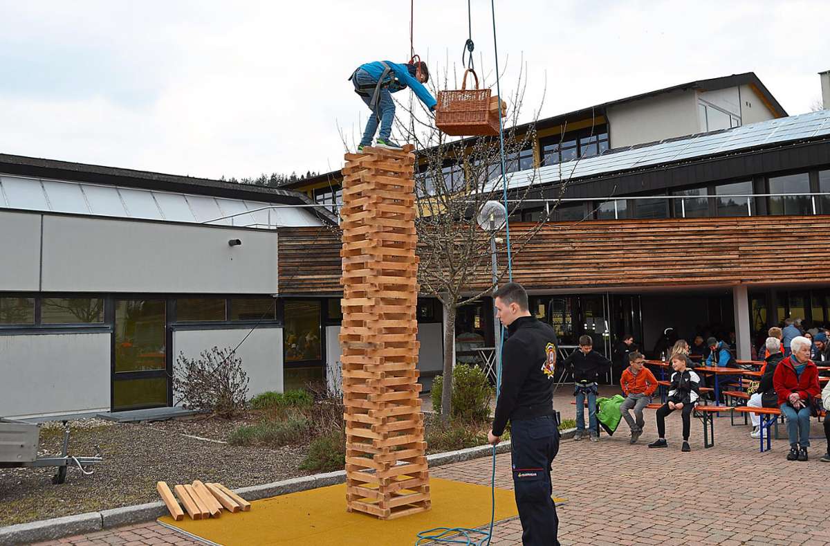 Spektakulär geht es im Schulhof zu: Die Feuerwehr Schonach lädt zum Turmbau.
