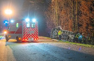 Bei einem schweren Verkehrsunfall am Sonntagabend auf der L 75 zwischen Neuried-Altenheim und Kehl-Goldscheuer wurde der Fahrer eines Transporters schwer verletzt. Quelle: Unbekannt