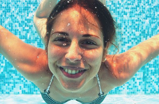 Brutzeln, chillen, flirten oder schwimmen - teste, welcher Freibad-Typ du bist. Foto: pio3/ Shutterstock