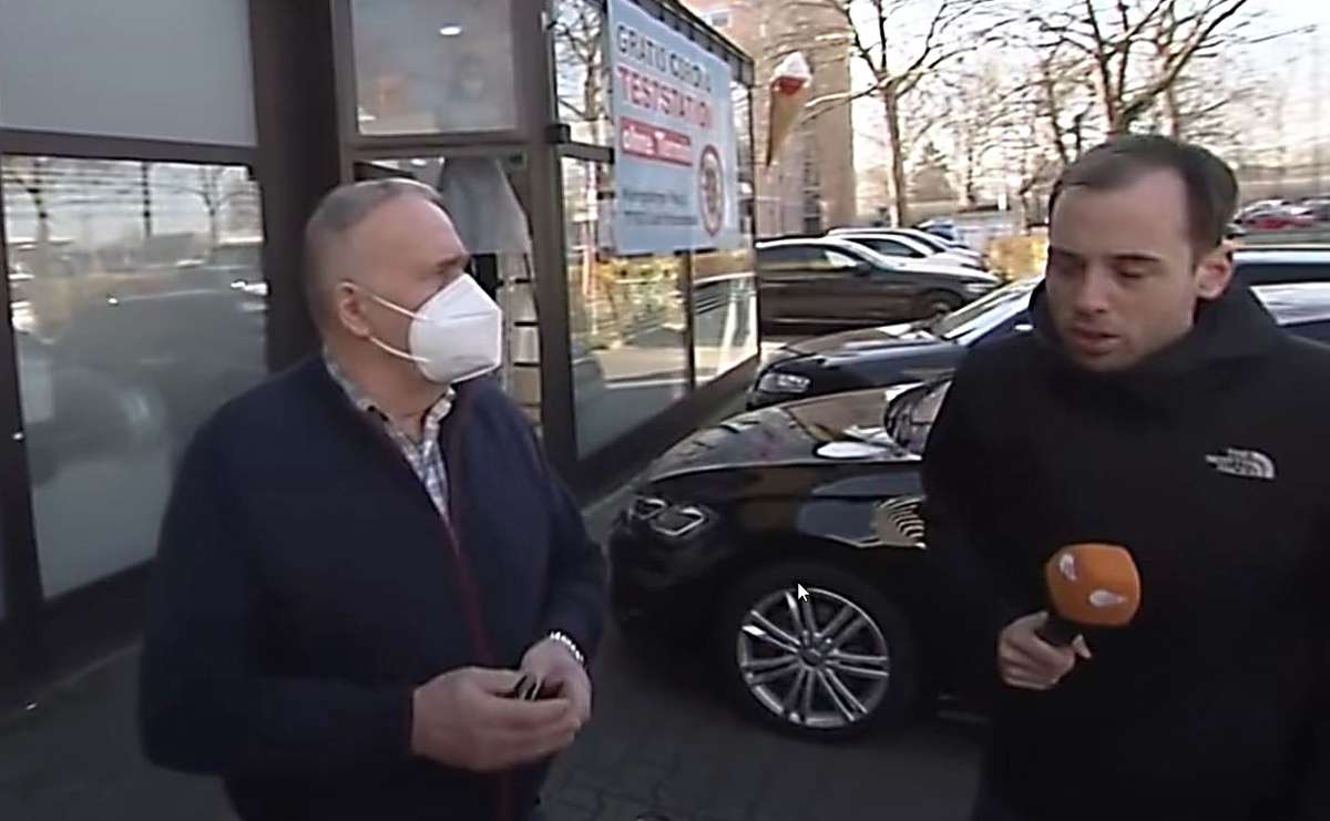 ZDF-Reporter Jan-Frederik Fischer fragte Russlanddeutsche vor dem Mini-Markt am Bahnhof nach einem Interview, wobei er sich von manchen auch eine Abfuhr abholte. Der hier gezeigte Mann sprach aber mit dem TV-Team. Screenshot: Schabel