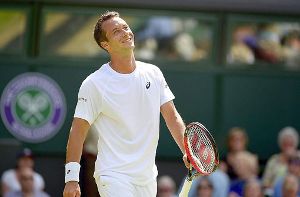 Philipp Kohlschreiber kann trotz seiner Erstrundenniederlage gegen Novak Djokovic in Wimbledon noch lächeln. Foto: dpa