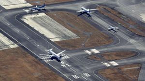 Mann beißt Stewardess: Flugzeug mit Ziel USA kehrt auf  Flughafen zurück