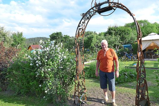 Alfred Engelhardt, Vorsitzender im Gartenausschuss der Gunnental-Kleingärtner,  begrüßt die Gäste seiner Anlage an einer kunstvoll gefertigten Rosenbogen-Skulptur. Foto: Bombardi Foto: Schwarzwälder Bote