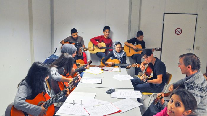 Gitarrenunterricht für Flüchtlinge