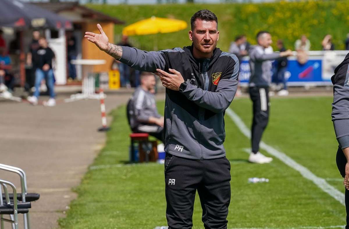 Pascal Reinhardt ist nicht nur Trainer der Ersten Mannschaft, sondern zugleich auch der neue Sportliche Leiter des FC Holzhausen. Foto: Eibner/Hipp