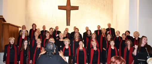 Mitreißend: der Chor Voices, Hearts & Souls mit Solistin Verena Rissel (rechts) Foto: Gerstenecker Foto: Schwarzwälder Bote