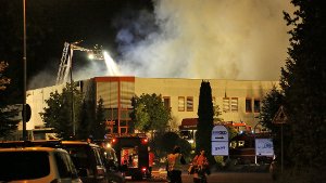 Feuerwehr kämpft gegen Großbrand auf Industriegelände