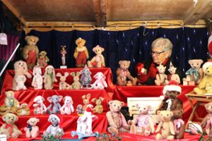 Helga Freudenmann verkauft in ihrem Stand beim Königlichen Weihnachtsmarkt im Burghof Teddybären aller Art. Fotos: Kauffmann Foto: Schwarzwälder Bote