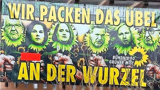 Dieses Plakat an einem Haus an der Ortsdurchfahrt  in Bad Liebenzell sorgt beim Ortsverein Unteres Nagoldtal, Bad Liebenzell von Bündnis 90/Die Grünen für Empörung. Foto: Wolfgang Krokauer