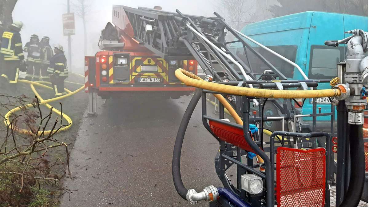 Großeinsatz auf dem Wimberg: Rund 90 Feuerwehrleute kämpfen gegen Flammen-Inferno